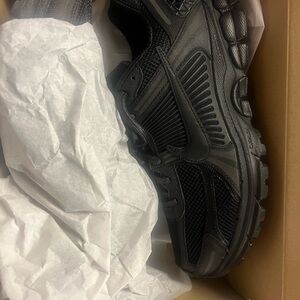 Nike Zoom Vomero 5 Men's Black Athletic Shoes